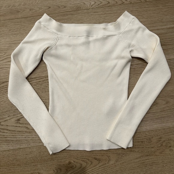 A&F off the shoulder top - Picture 2 of 4